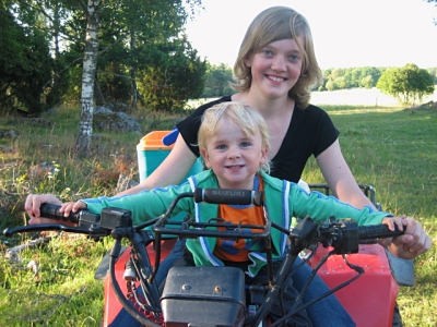 Hanna och Måns på fyrhjulingen